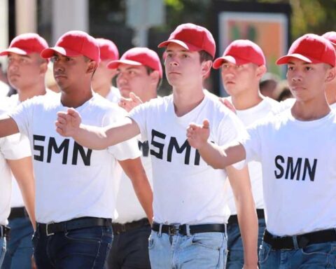 Jóvenes marchando por el servicio militar.