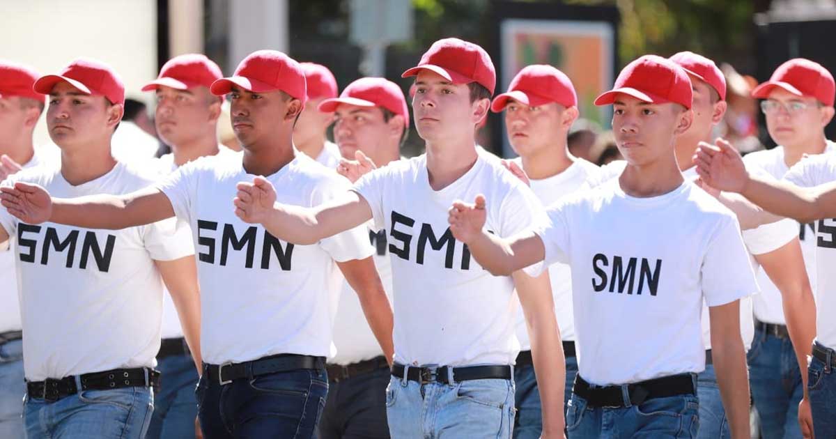 Jóvenes marchando por el servicio militar.