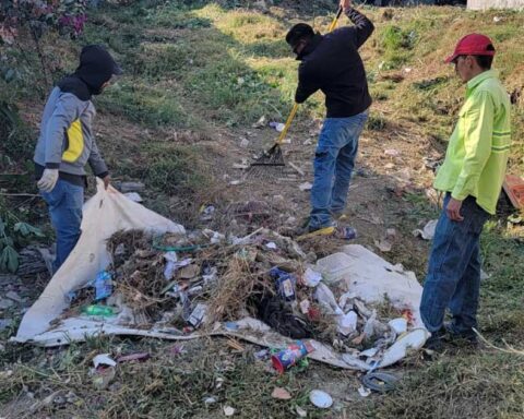 Hombre realizando limpieza en Saltillo.