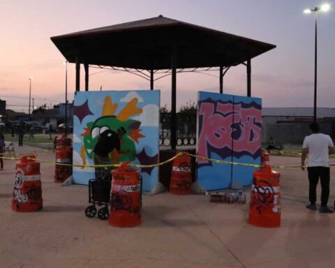 Jóvenes practicando arte urbano en plaza de Saltillo.