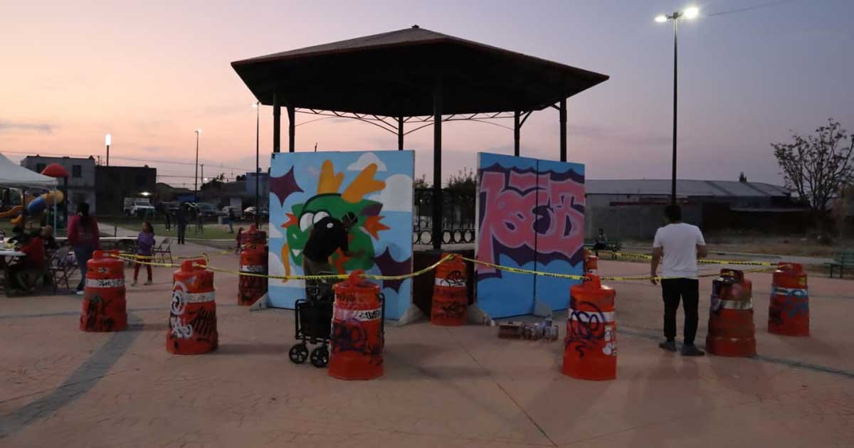 Jóvenes practicando arte urbano en plaza de Saltillo.