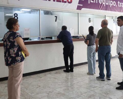 Contribuyentes haciendo fila para pagar impuestos en Saltillo.