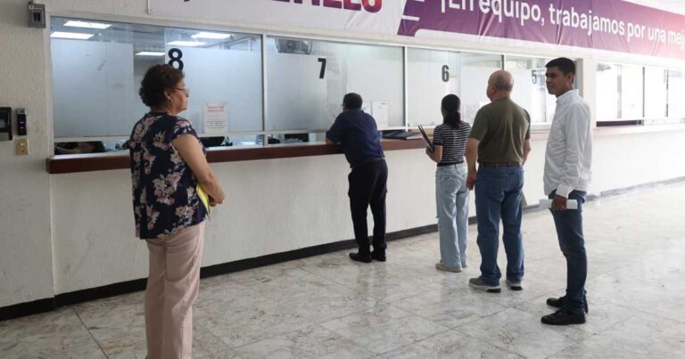 Contribuyentes haciendo fila para pagar impuestos en Saltillo.