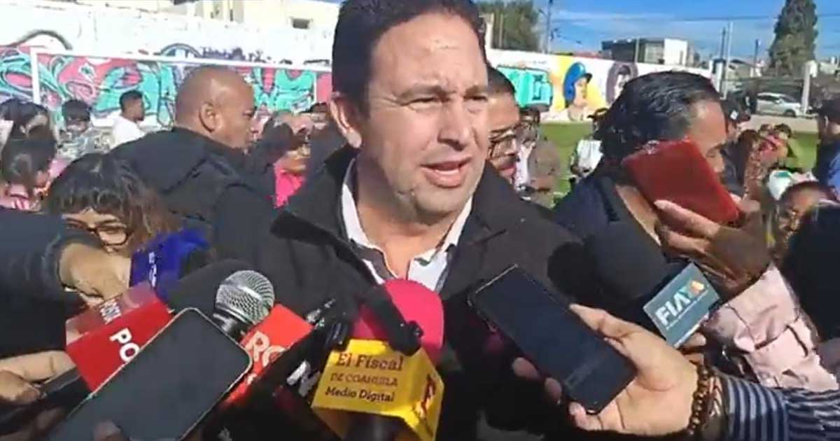 Alcalde de Saltillo Javier Díaz en entrevista a medios.