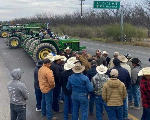 Los manifestantes y sus tractores sobre la Carretera 57.