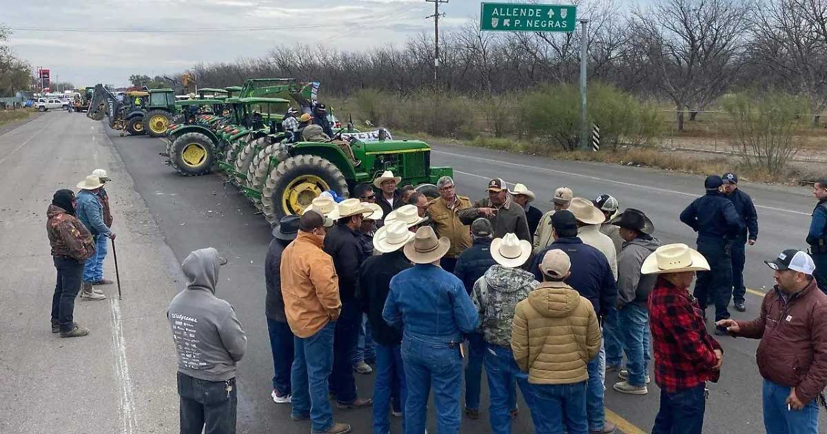 Los manifestantes y sus tractores sobre la Carretera 57.