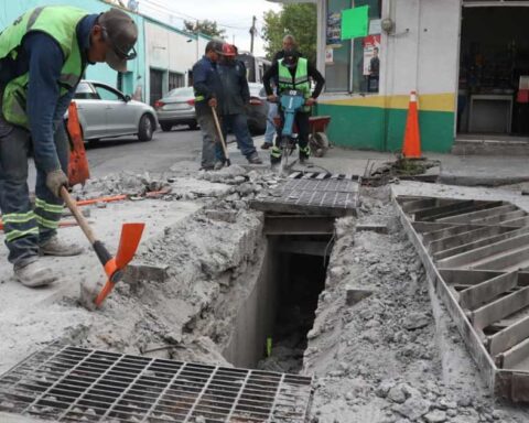 Trabajadores realizando la reparación de rejillas en Saltillo.