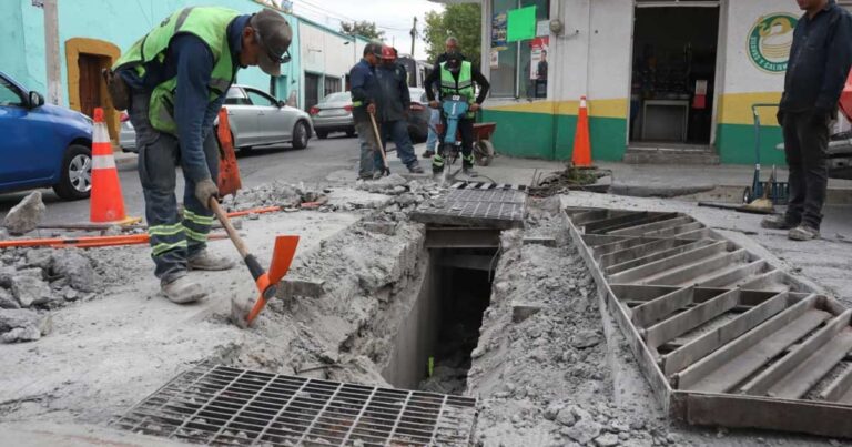 Trabajadores realizando la reparación de rejillas en Saltillo.