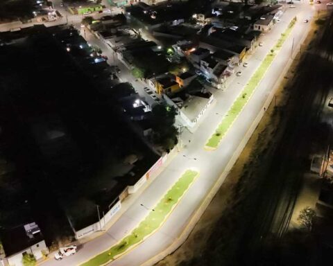 Vista aérea y nocturna de un bulevar en Ramos Arizpe.