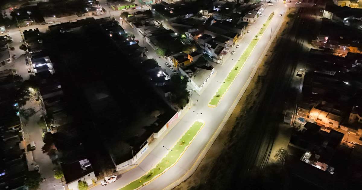 Vista aérea y nocturna de un bulevar en Ramos Arizpe.