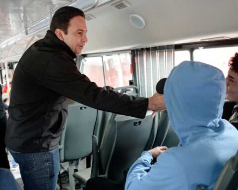 Javier Díaz, alcalde de Saltillo, en una unidad de Aquí Vamos Gratis.