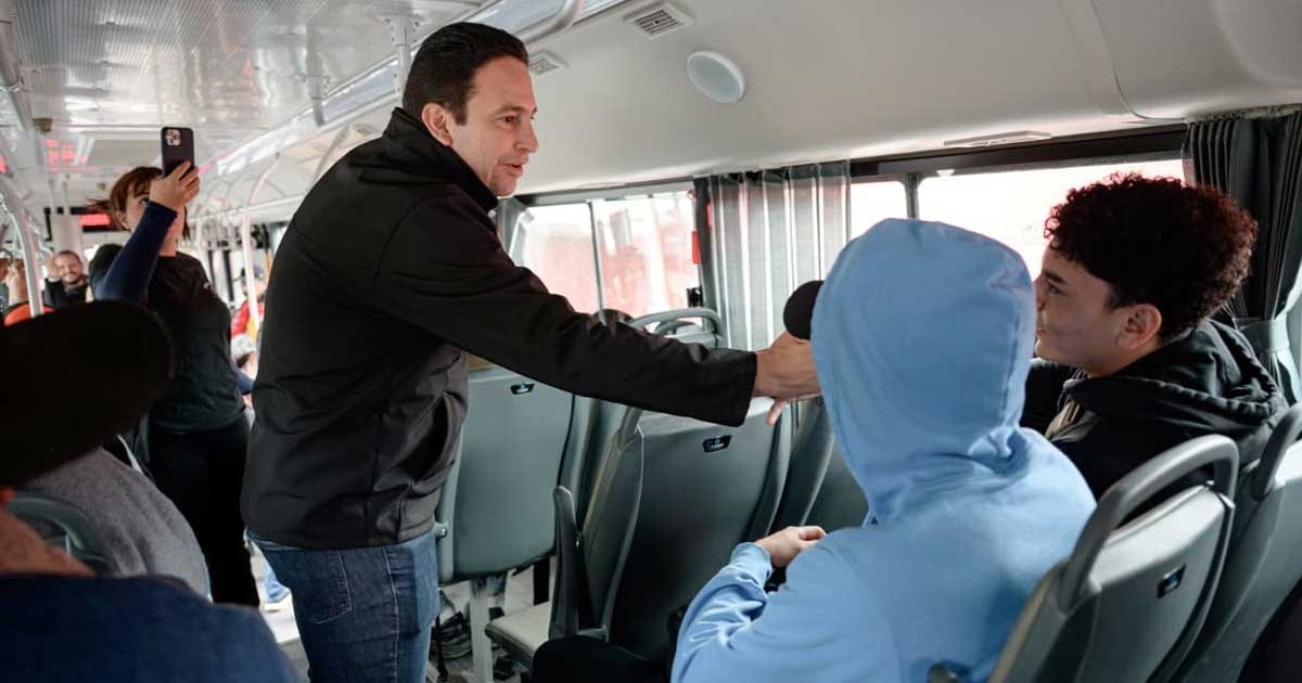 Javier Díaz, alcalde de Saltillo, en una unidad de Aquí Vamos Gratis.