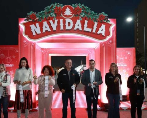 Funcionarios cortando el listón para la inauguración de Navidalia en Saltillo.