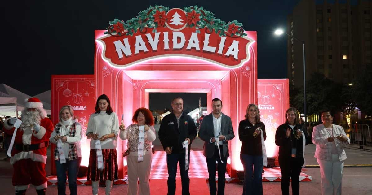 Funcionarios cortando el listón para la inauguración de Navidalia en Saltillo.