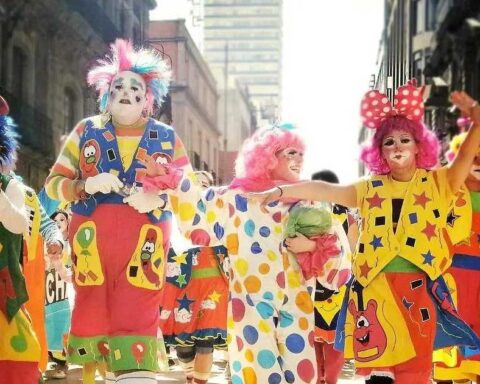 Payasos caminando.