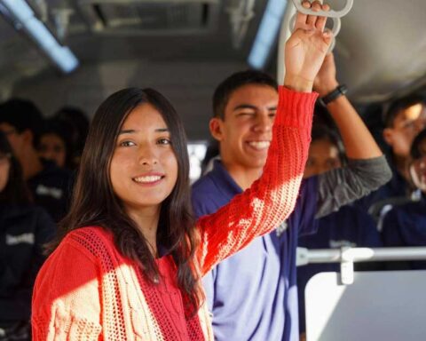 Jóvenes dentro de una unidad de la Ruta Estudiantil en Ramos Arizpe.