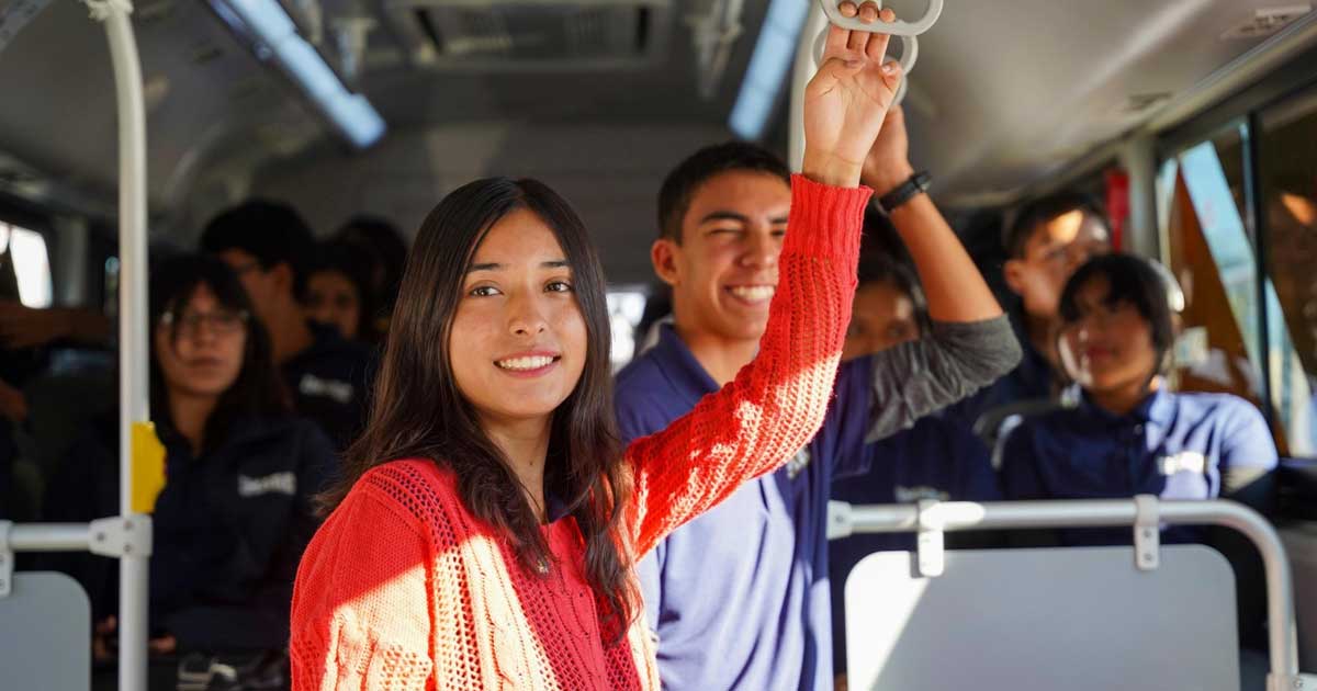 Jóvenes dentro de una unidad de la Ruta Estudiantil en Ramos Arizpe.