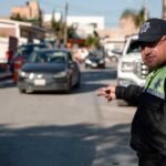Agente dirigiendo el tránsito en Saltillo.