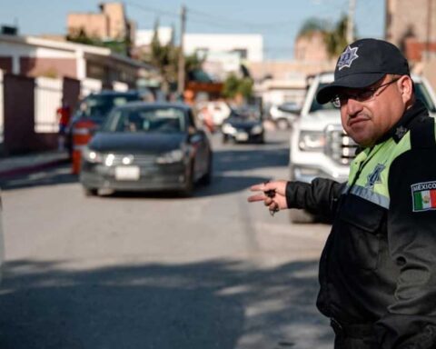 Agente dirigiendo el tránsito en Saltillo.