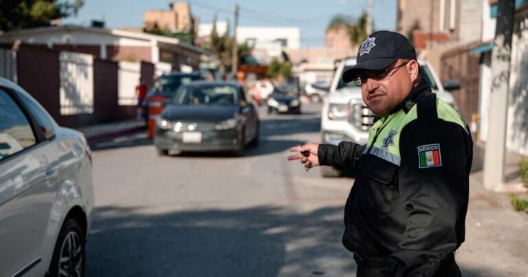 Agente dirigiendo el tránsito en Saltillo.