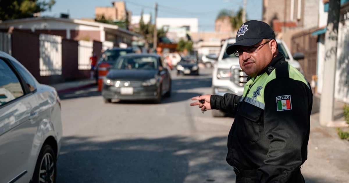 Agente dirigiendo el tránsito en Saltillo.