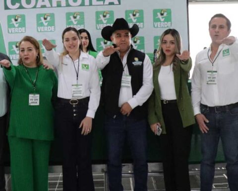 Miembros del PVEM rindiendo protesta.