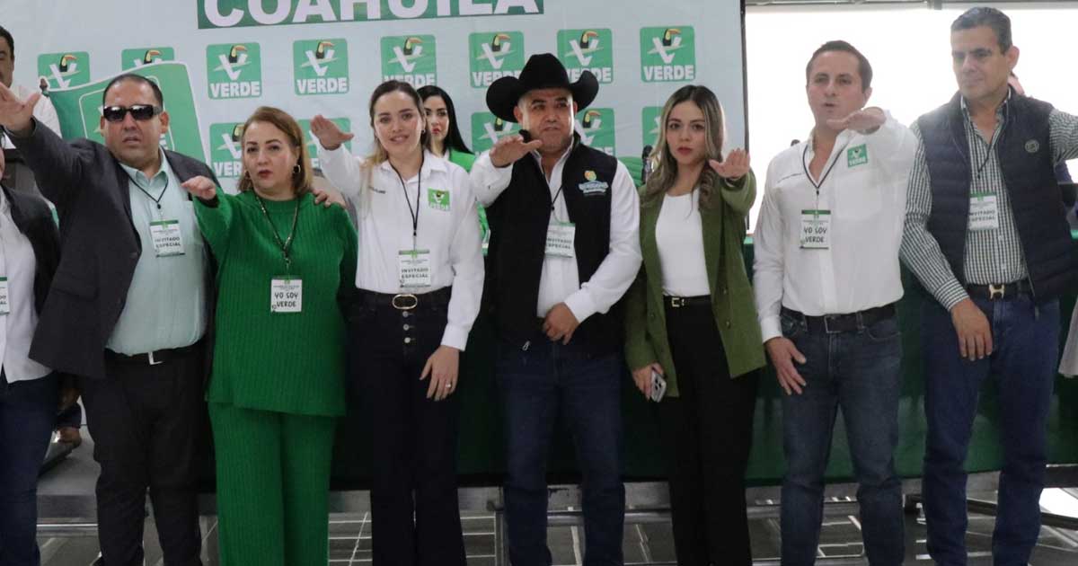Miembros del PVEM rindiendo protesta.