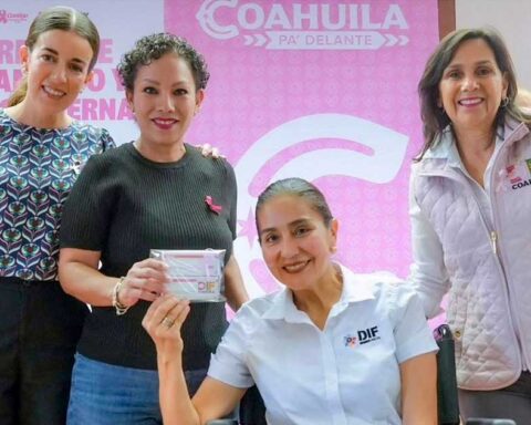 Titular del DIF Ramos Arizpe entregando apoyo a una mujer.