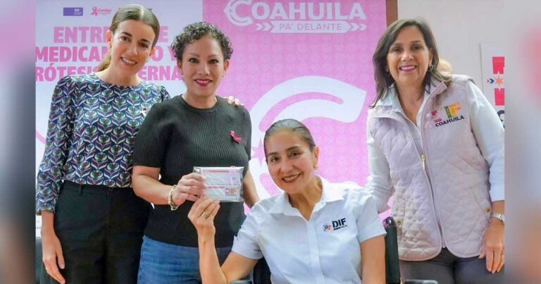 Titular del DIF Ramos Arizpe entregando apoyo a una mujer.