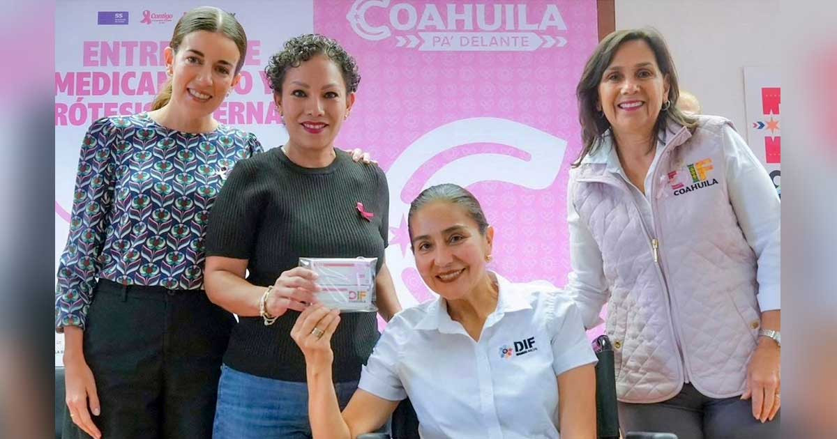 Titular del DIF Ramos Arizpe entregando apoyo a una mujer.