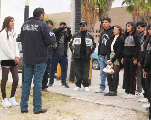 Alcalde de Monclova Carlos Villarreal y estudiantes.
