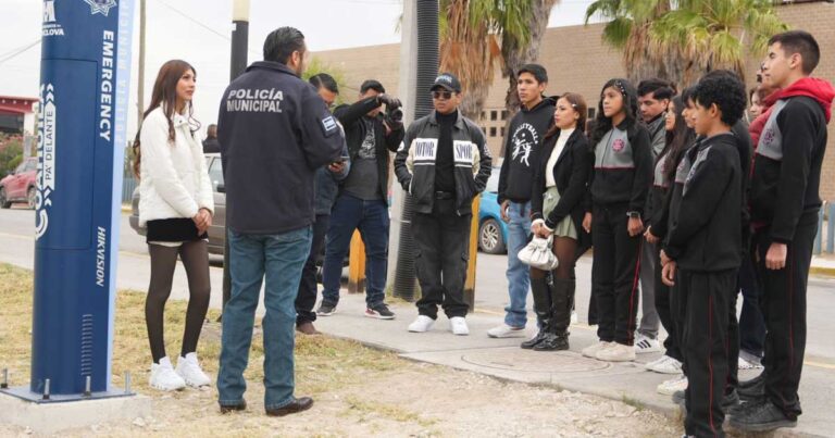 Alcalde de Monclova Carlos Villarreal y estudiantes.