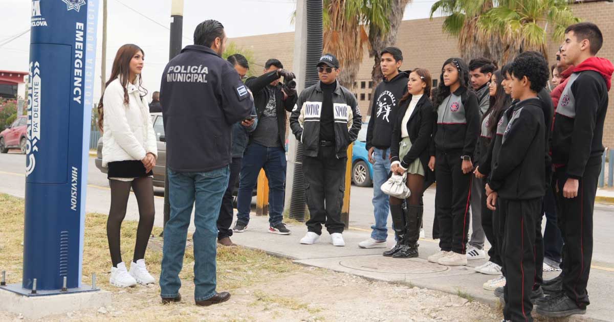 Alcalde de Monclova Carlos Villarreal y estudiantes.