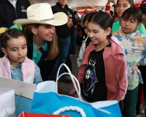 Luly López durante la posada del DIF Saltillo en el ejido Agua Nueva.