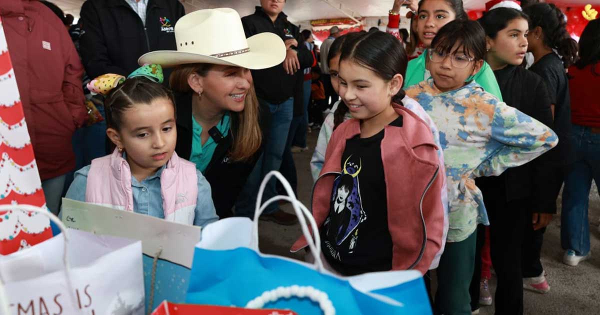 Luly López durante la posada del DIF Saltillo en el ejido Agua Nueva.