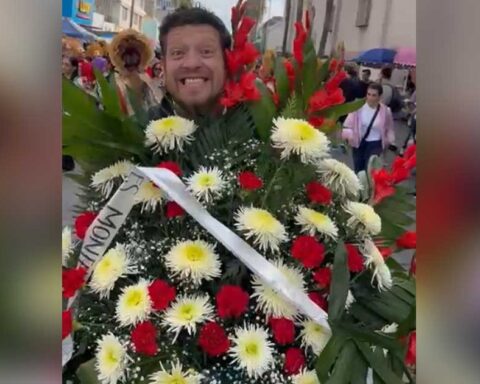 Pepe Ganem detrás de flores.