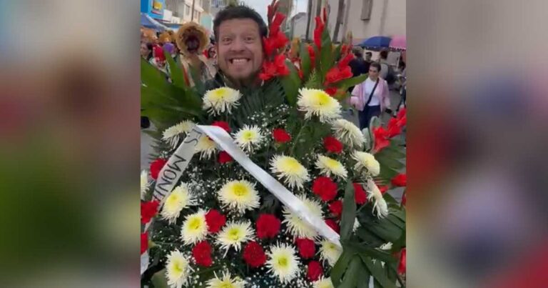 Pepe Ganem detrás de flores.