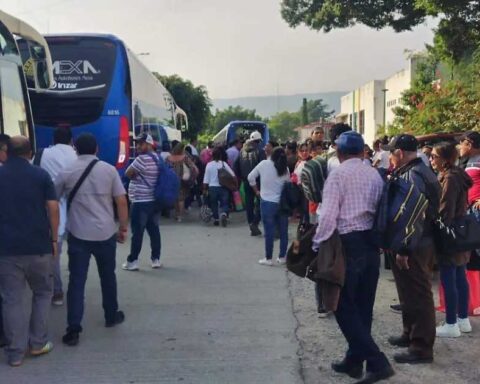 Simpatizantes afuera de un camión.