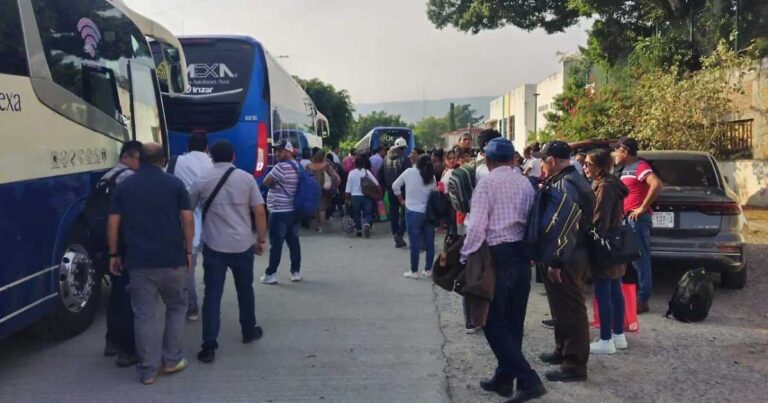 Simpatizantes afuera de un camión.