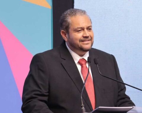 Tomás Gutiérrez, alcalde de Ramos Arizpe, dando su primer informe.