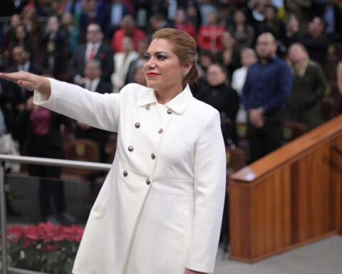 Lisbeth Aurelia Jiménez, nueva fiscal de Veracruz, rindiendo protesta.