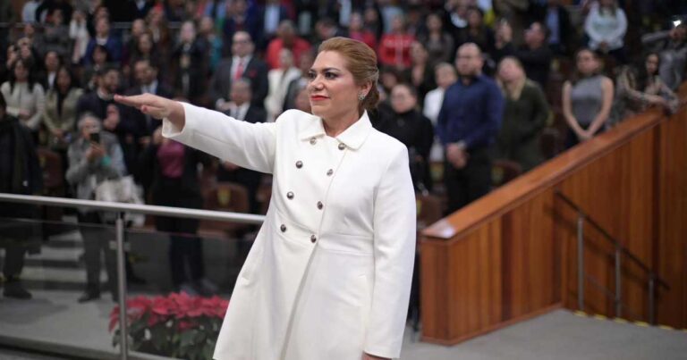Lisbeth Aurelia Jiménez, nueva fiscal de Veracruz, rindiendo protesta.
