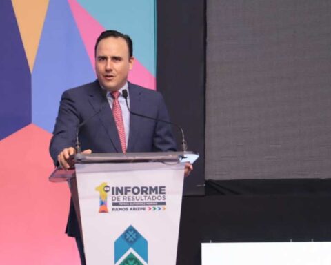 Manolo Jiménez, gobernador de Coahuila, dando un discurso.