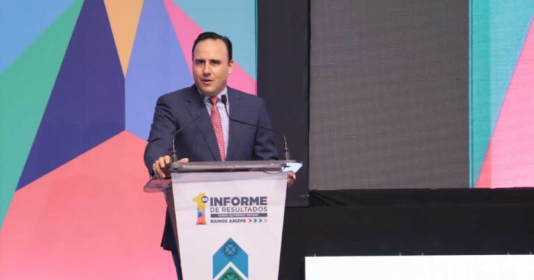 Manolo Jiménez, gobernador de Coahuila, dando un discurso.