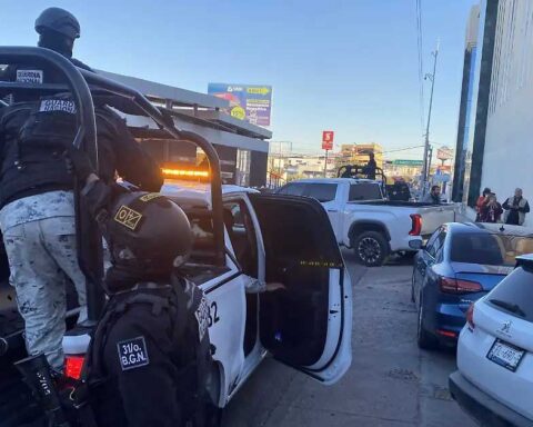 Patrullas custodiando el traslado del exgobernador.