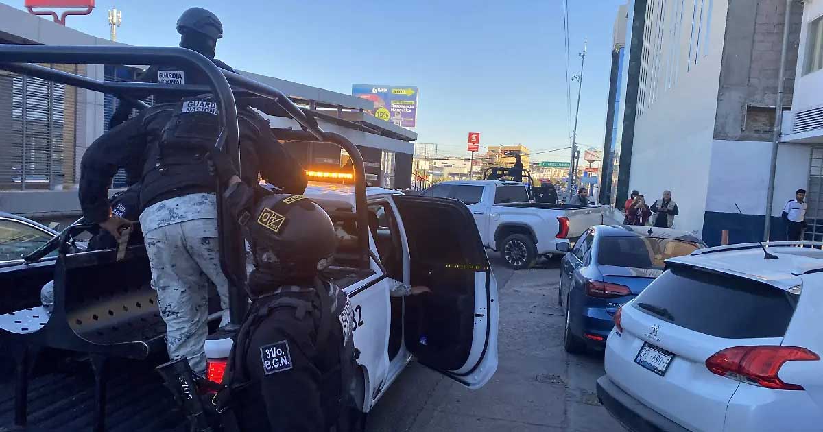 Patrullas custodiando el traslado del exgobernador.