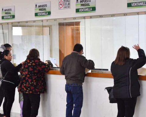 Contribuyentes pagando el predial en las ventanillas.