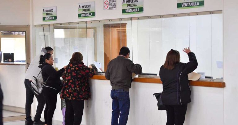 Contribuyentes pagando el predial en las ventanillas.