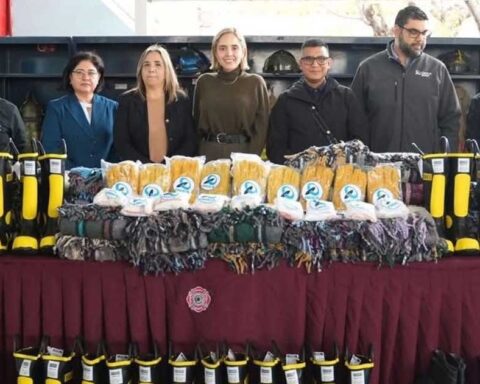 Bomberos de Monclova con el equipo donado.