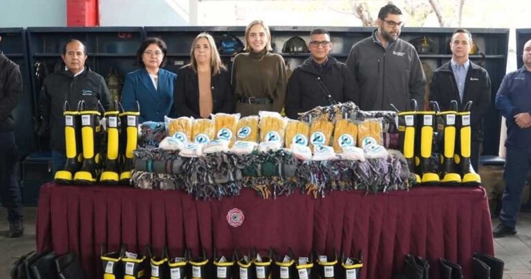 Bomberos de Monclova con el equipo donado.